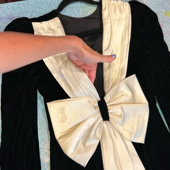 Vintage Velvet & BOW Gown - Picture 5 of 16